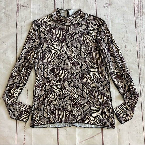 Tahari Women’s M Medium Long Sleeve Top All Over Animal Print Knit Top Stretch - Picture 8 of 8